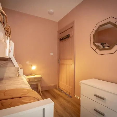 Escape Sleeps 6 *