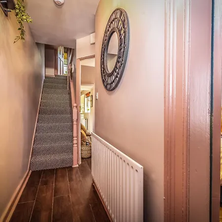 Escape Sleeps 6 Ferienhaus *