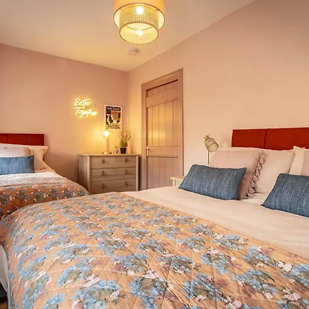 Escape Sleeps 6 Ferienhaus *